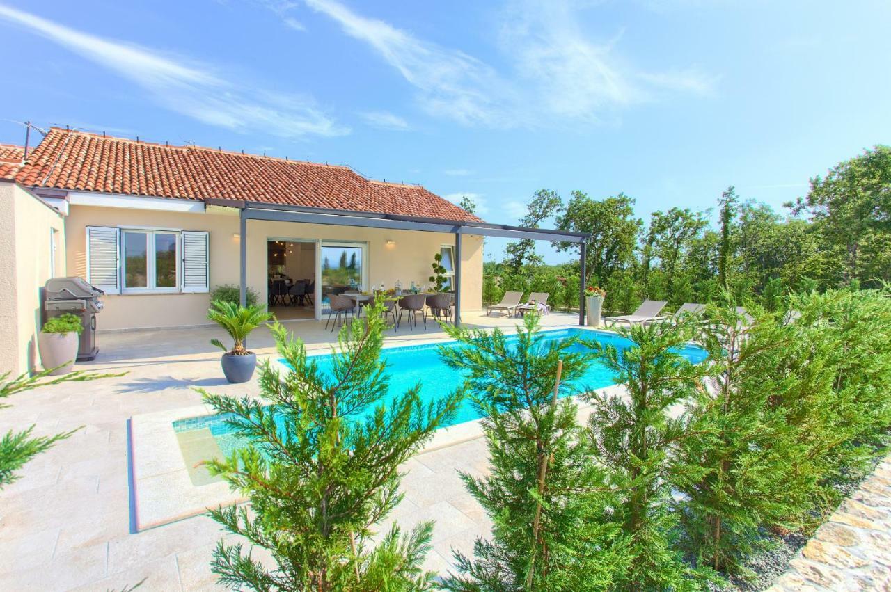 Holiday Home Elegant Vrh  Kültér fotó