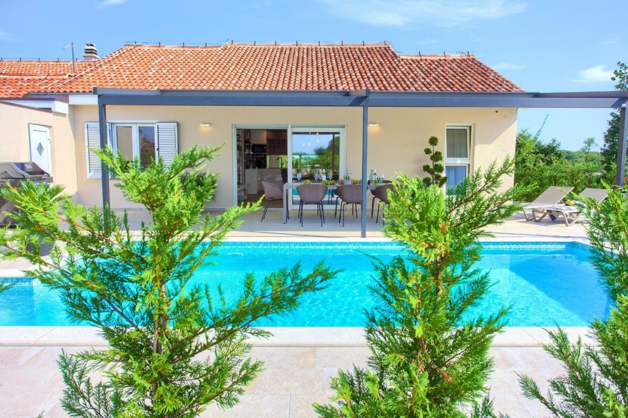 Holiday Home Elegant Vrh  Kültér fotó