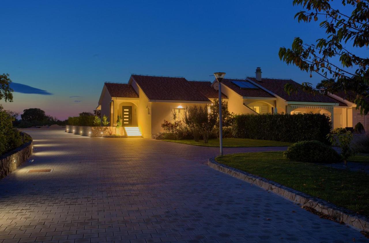 Holiday Home Elegant Vrh  Kültér fotó